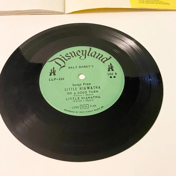 Vintage 1968 Disney Little  Hiawatha 7 Inch Record and Book - Picture 4 of 14